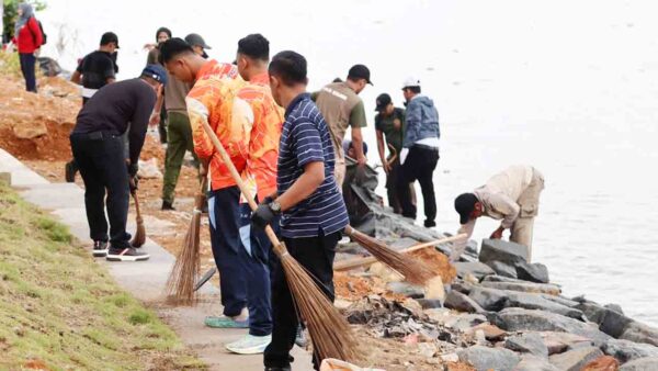 Ansar Ajak Masyarakat Jaga Kebersihan Tugu Sirih dan Tepi Laut