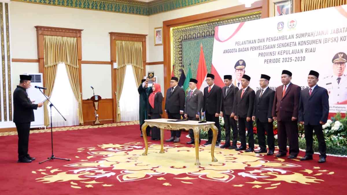 Gubernur Ansar Ahmad Lantik Anggota BPSK Kota Batam Periode 2025–2030