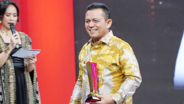 Gubernur Ansar Ahmad Raih Penghargaan sebagai Kepala Daerah Inovator Ekonomi Inklusif