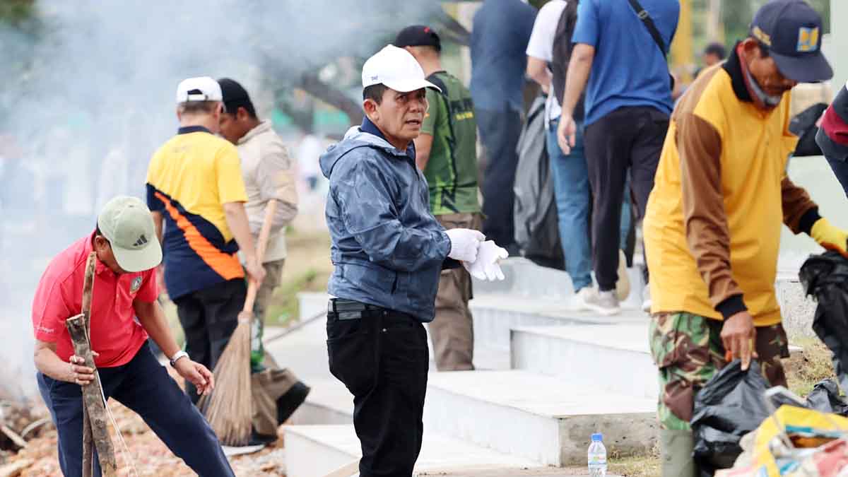 Gubernur Ansar Pimpin Gotong Royong Bersihkan Kawasan Tugu Sirih Tanjungpinang