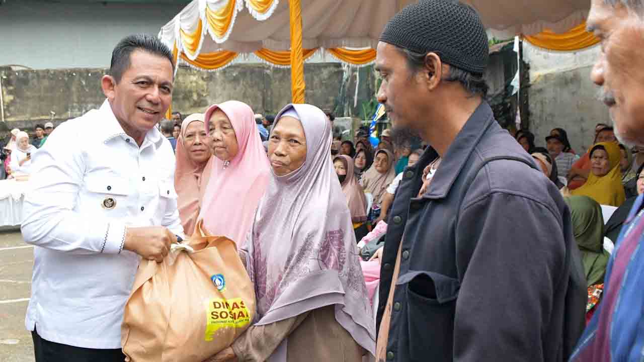 Gubernur Ansar Serahkan 2.000 Paket Sembako Tahap II untuk Warga Tanjungpinang