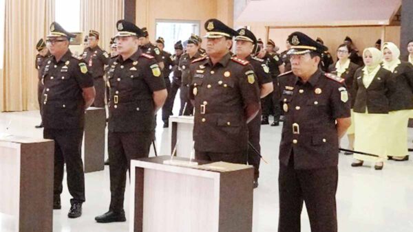 Kajati Jehezkiel Devy Sudarso Resmi Melantik Iwan Roy Carles dan Antonius Sahat Tua Haro sebagai Koordinator Kejati Kepri
