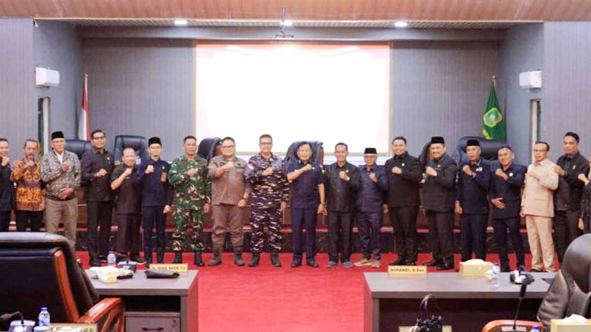 Ketua DPRD Meranti, Khalid Ali dan anggota DPRD Meranti bersama Bupati Kepulauan Meranti, AKBP (Purn) Asmar dan para undangan
