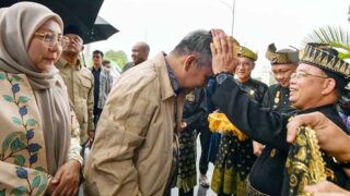 Ketua MPR RI Dipasangkan Tanjak Saat Tiba di Tanjungpinang