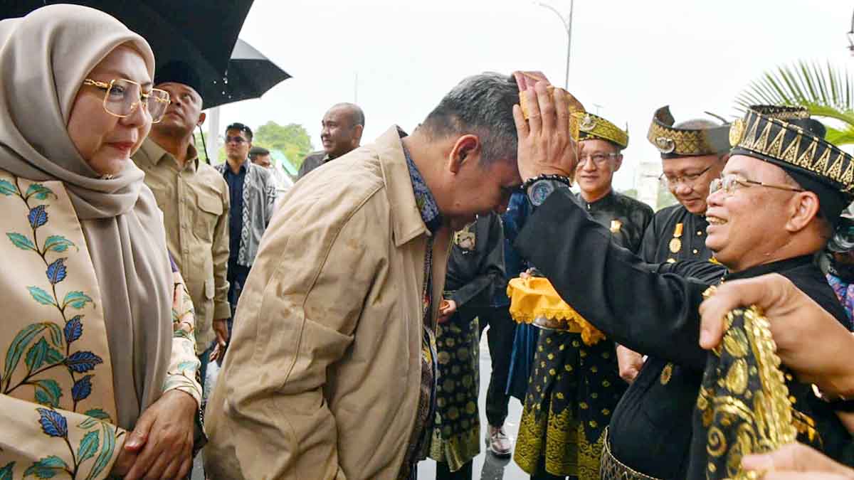 Ketua MPR RI Dipasangkan Tanjak Saat Tiba di Tanjungpinang