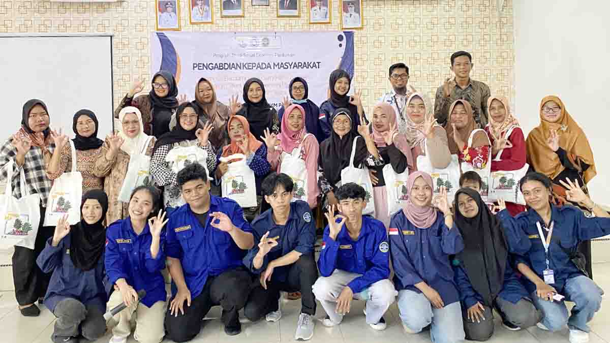 Mahasiswa dan Dosen Sosial Ekonomi Perikanan UMRAH Dampingi UMKM Malang Rapat Tingkatkan Daya Saing