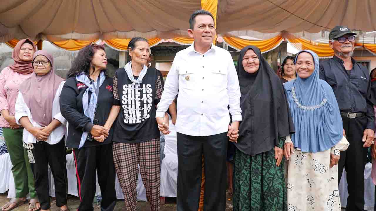 Serahkan Paket Sembako di Tanjung Unggat, Ansar Ahmad: Bantuan Sembako untuk Ringankan Beban Warga