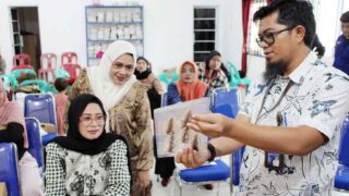 Praktik Persediaan bahan baku dalam Manajemen Produksi UMKM Perikanan oleh Dosen dan Mahasiswa Prodi SEP. (Foto : Ist)