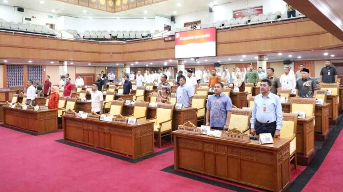 Anggota DPRD Batam mengikuti rapat paripurna pembentukan Pansus Ranperda PSU Perumahan