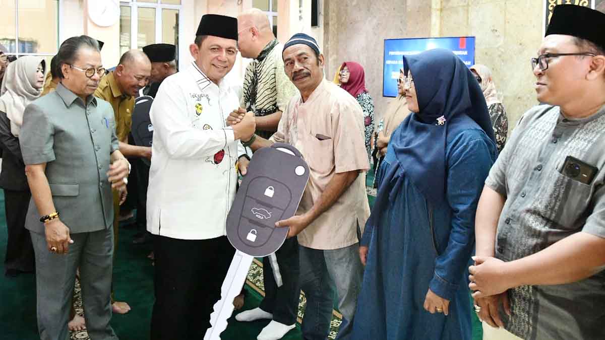 Gubernur Ansar Serahkan Bantuan 10 Unit Ambulans, 2 Tenda dan 4 Bantuan Usaha di Batam