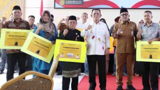 Gubernur Ansar Serahkan Bantuan 300 Unit Kursi Futura dan 30 Unit Meja Bulat Bersarung kepada LAM Kepri