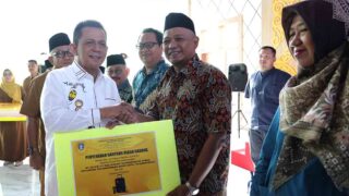 Serahkan Bantuan di Tanjungpinang, Ansar Ahmad: Hibah Ini untuk Memperkuat Kebersamaan dan Pelayanan Publik
