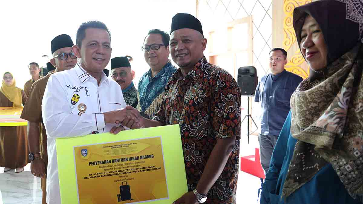 Serahkan Bantuan di Tanjungpinang, Ansar Ahmad: Hibah Ini untuk Memperkuat Kebersamaan dan Pelayanan Publik