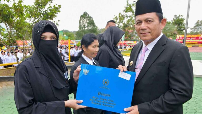 Diserahkan Gubernur Ansar, ASN Kemenag Kepri Terima Satyalancana Karya Satya pada HAB ke-80