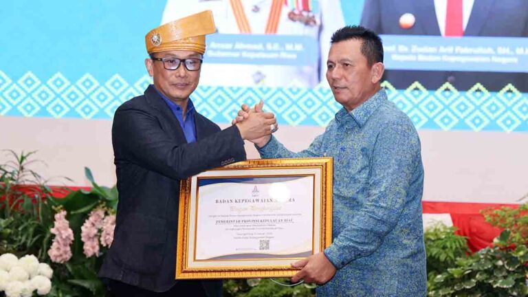 Gubernur Ansar Terima Penghargaan Penerapan Manajemen Talenta ASN dari BKN