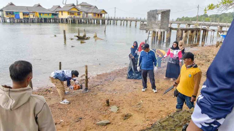 Gubernur Ansar Turun Langsung Pimpin Gotong Royong Bersihkan Pulau Penyengat