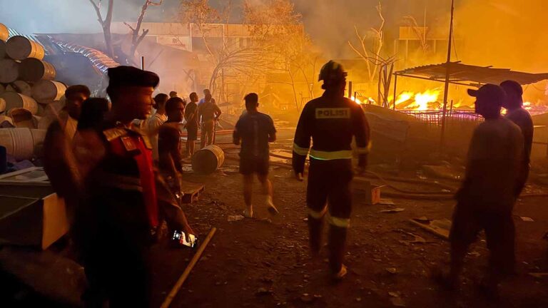 Kebakaran di Batam Kota, Polisi dan Damkar Bersinergi Padamkan Api