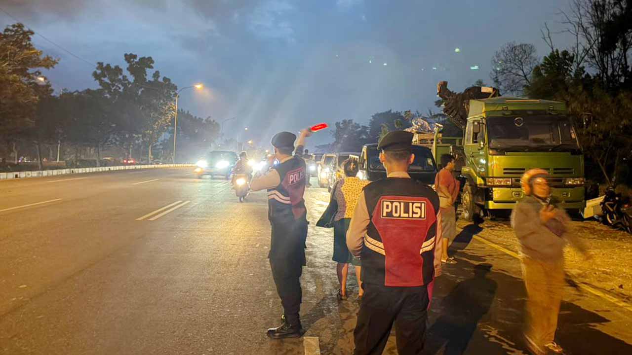 Polisi Atur Lalu Lintas Saat Kebakaran Angkringan Mega Legenda Batam Kota