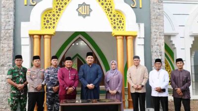 Bupati Bintan, Roby Kurniawan dan Wakil Bupati Bintan, Deby Maryanti, Sekda Bintan dan para tamu undangan yang hadir pada acara peresmian Masjid Jannatul Bahri di Kecamatan Mantang