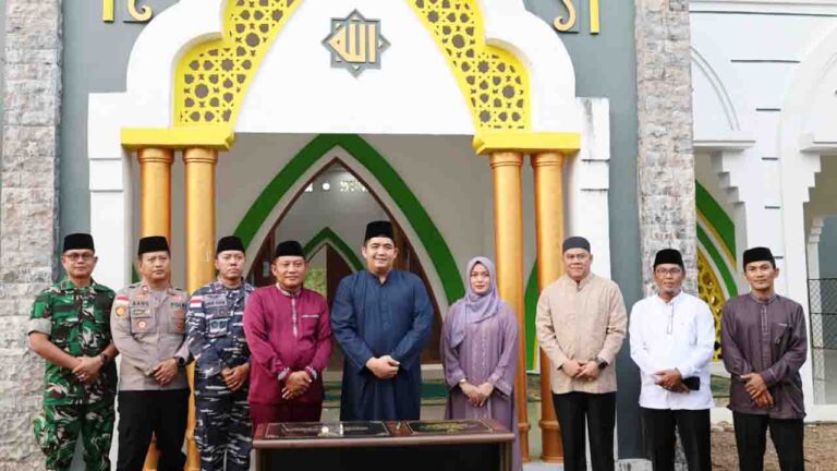 Bupati Bintan, Roby Kurniawan dan Wakil Bupati Bintan, Deby Maryanti, Sekda Bintan dan para tamu undangan yang hadir pada acara peresmian Masjid Jannatul Bahri di Kecamatan Mantang