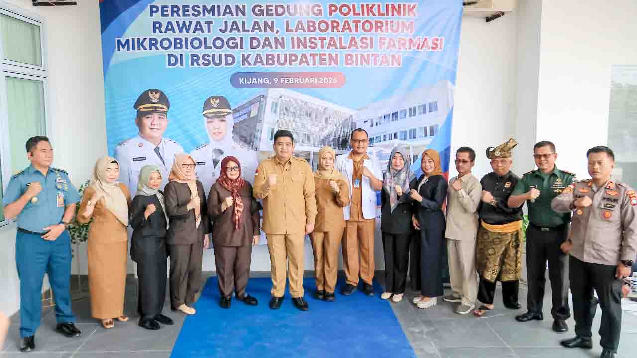 Bupati Bintan Roby Kurniawan dan Wakil Bupati Bintan Deby Maryanti bersama para tamu undangan yang hadir pada acara peresmian di RSUD Kabupaten Bintan