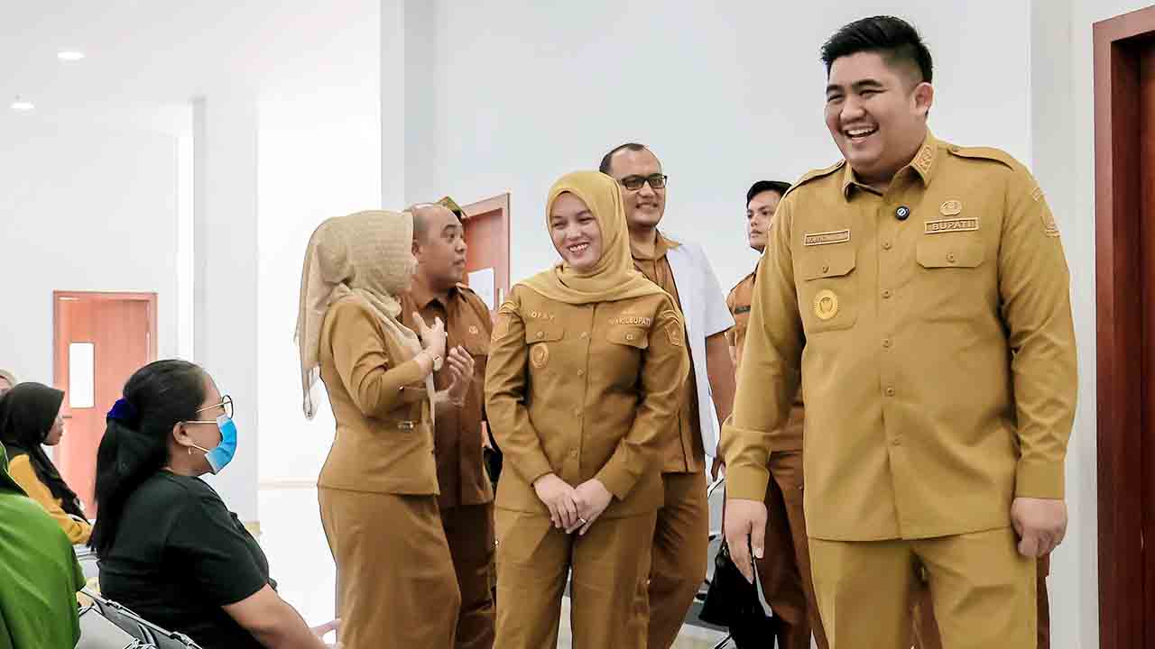 Bupati Bintan Roby Kurniawan dan Wakil Bupati Bintan Deby Maryanti menyapa pasien yang sedang berobat di RSUD Kabupaten Bintan