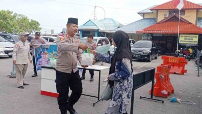 Kapolsek KKP Karimun Turun Langsung Bagi Takjil, 50 Paket Disalurkan