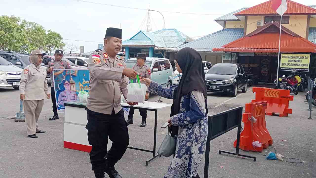 Kapolsek KKP Karimun Turun Langsung Bagi Takjil, 50 Paket Disalurkan