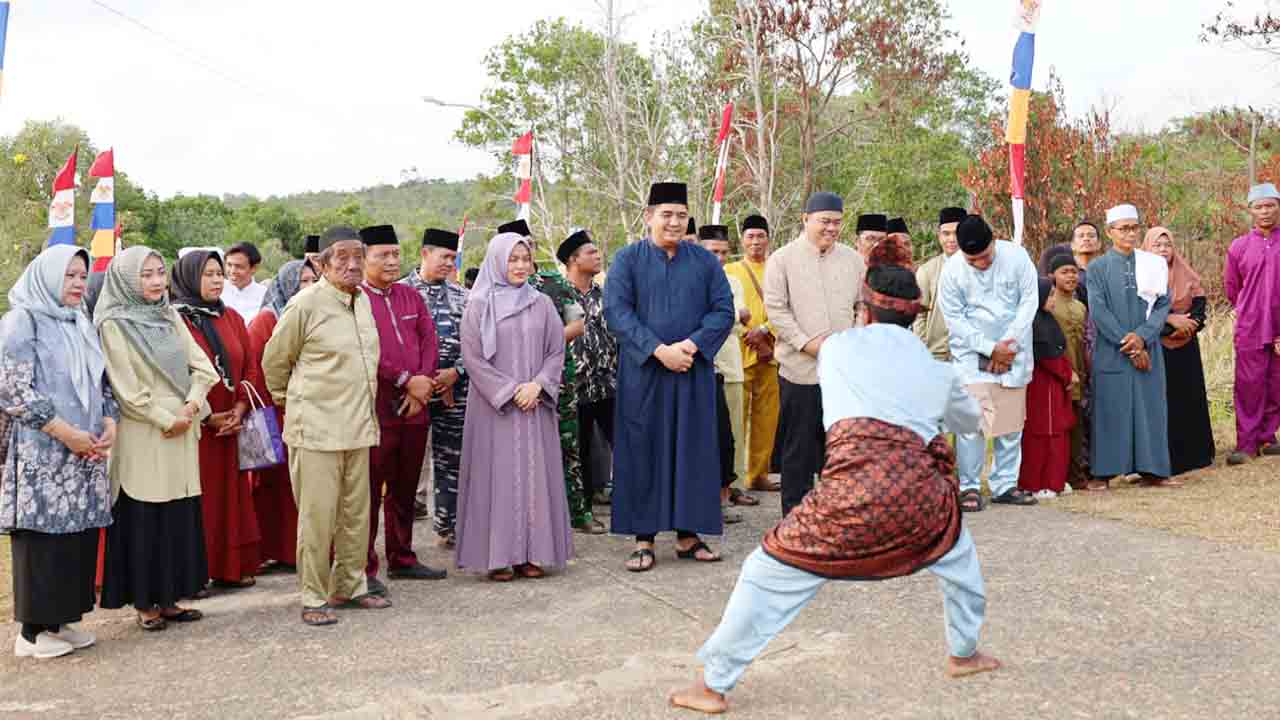 Antusias Warga Mantang Sambut Peresmian Masjid Jannatul Bahri oleh Bupati Bintan