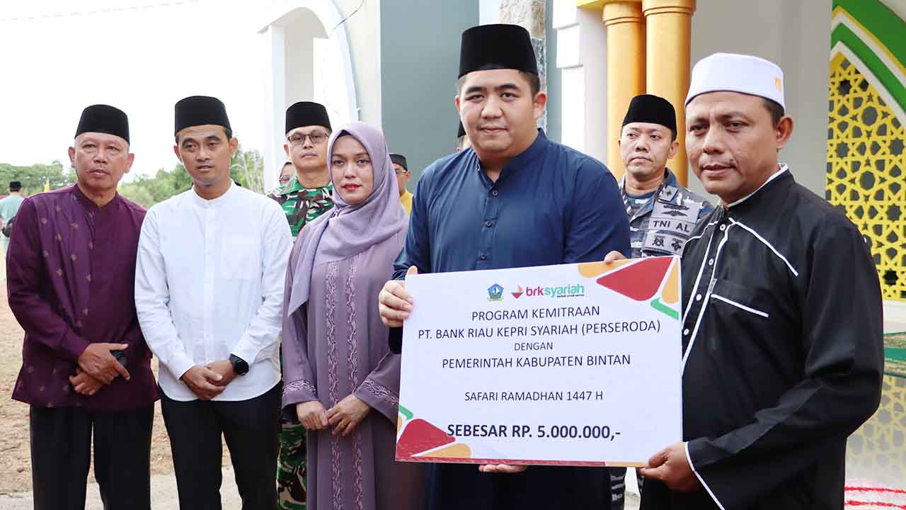 BRK Syariah Salurkan Bantuan Operasional Masjid di Mantang