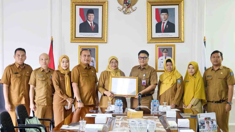 Dorong Transparansi Anggaran, Diskominfo Kepri Serahkan Rekomendasi Integrasi TTE SIPANGKAS ke BKAD