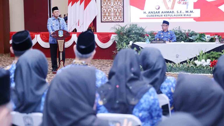 Gubernur Ansar Minta Pejabat Baru Fokus Pelayanan Publik