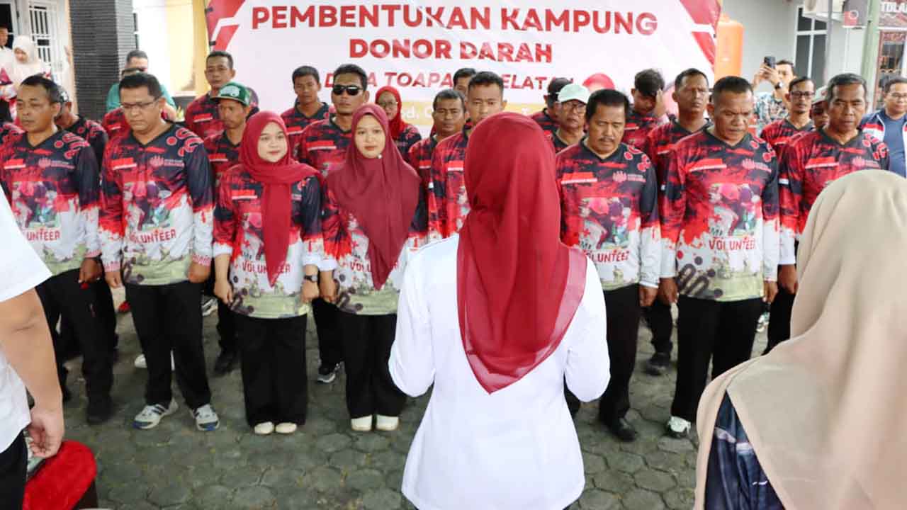 Ketua PMI Kabupaten Bintan Kukuhkan 30 Pengurus dan Anggota Kampung Donor Darah Desa Toapaya Selatan