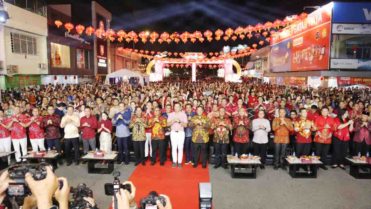 Pesta Kembang Api Tutup Malam Penyambutan Imlek 2577 di Batam