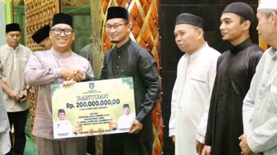 Safari Ramadhan di Bintan, Wagub Nyanyang Serahkan Hibah Rp200 Juta untuk Masjid