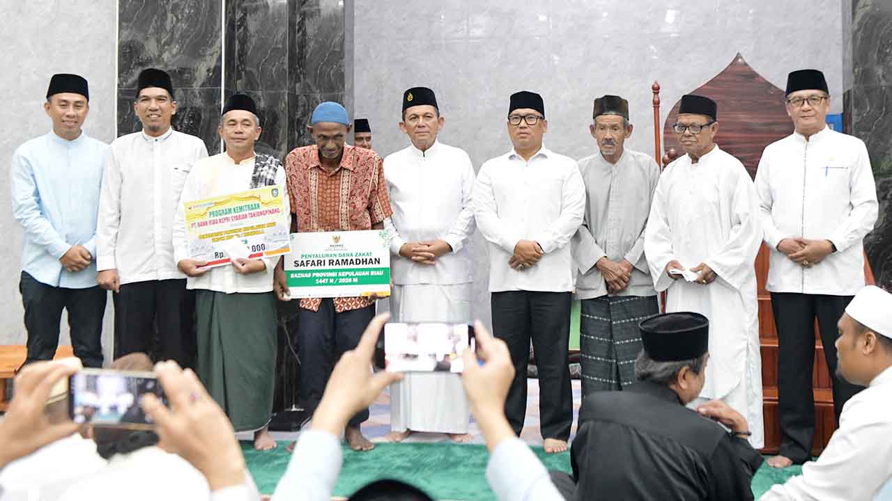 Safari Ramadhan Perdana di Lingga, Ansar–Nyanyang Salurkan Bantuan untuk Dua Masjid
