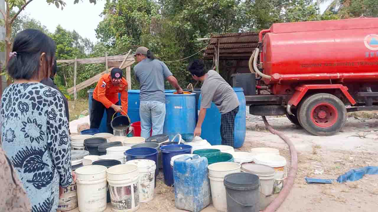 BPBD Tanjungpinang saat menyalurkan 611,9 Ton Air Bersih ke Rumah Warga