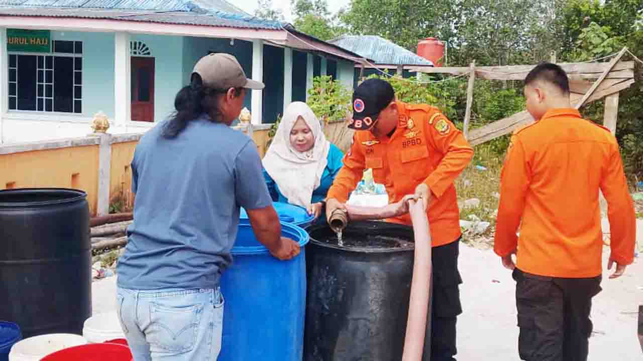 BPBD Tanjungpinang saat menyalurkan Air Bersih ke Rumah Warga