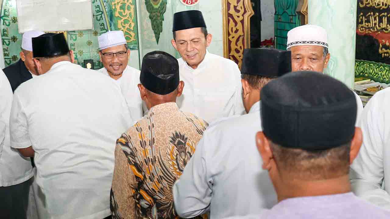 Gubernur Kepulauan Riau Ansar Ahmad bersalaman bersalaman bersama jamaah Masjid Nur Al Wein Tanjungpinang