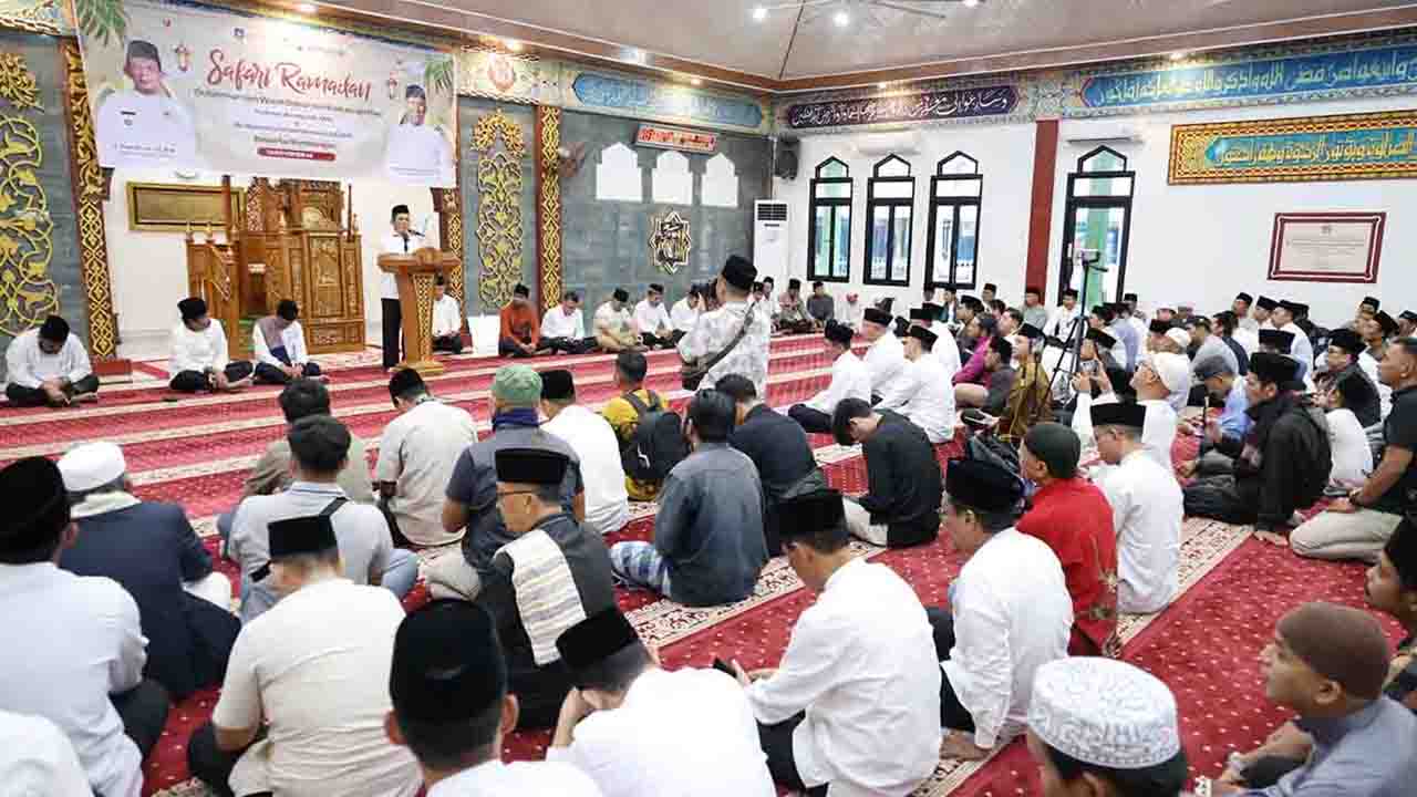 Gubernur Kepulauan Riau Ansar Ahmad bersama Wakil Gubernur Kepulauan Riau Nyanyang Haris Pratamura melaksanakan Safari Ramadhan 1447 di Masjid Besar Baitul Karim, Kabupaten Karimun