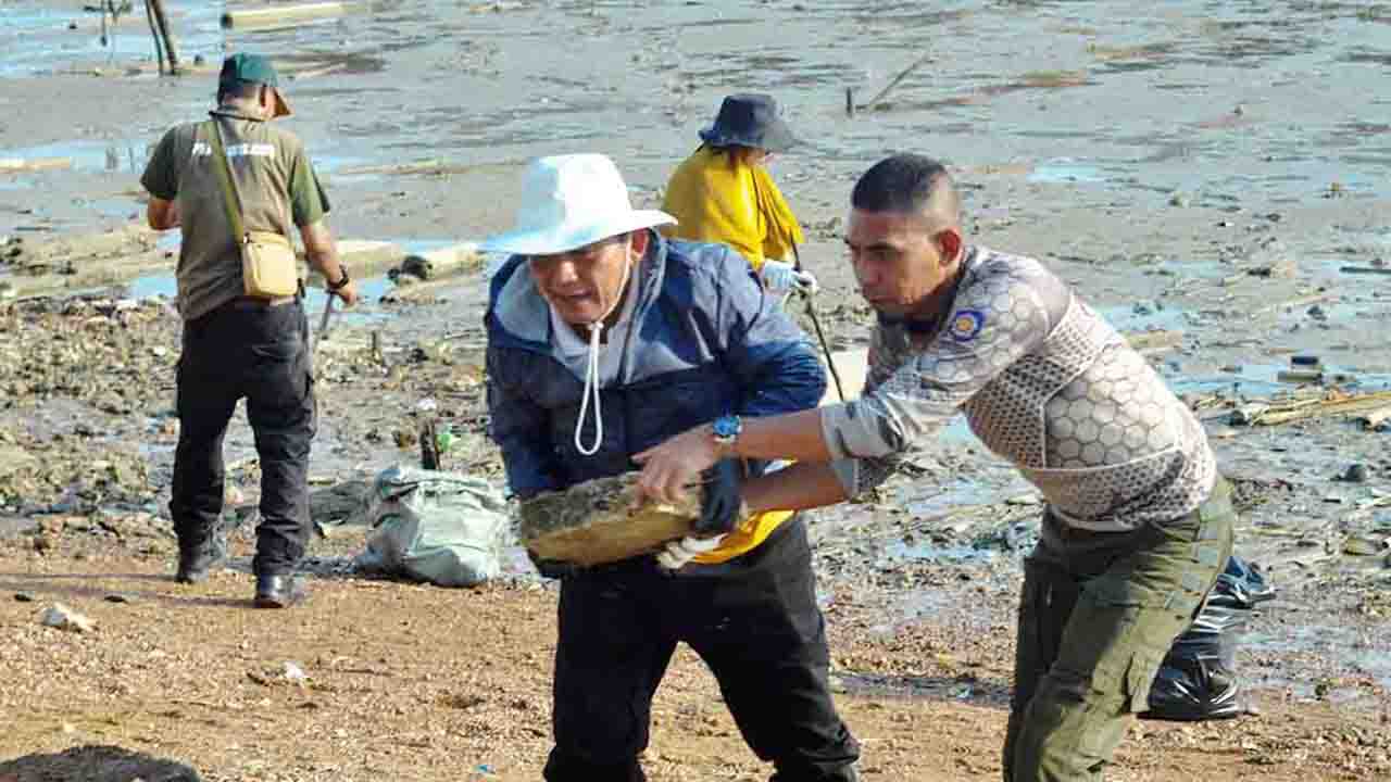 Gubernur Kepulauan Riau Ansar Ahmad memimpin langsung kegiatan gotong royong membersihkan sampah di laut depan pelantaran Balai Adat Melayu, Pulau Penyengat