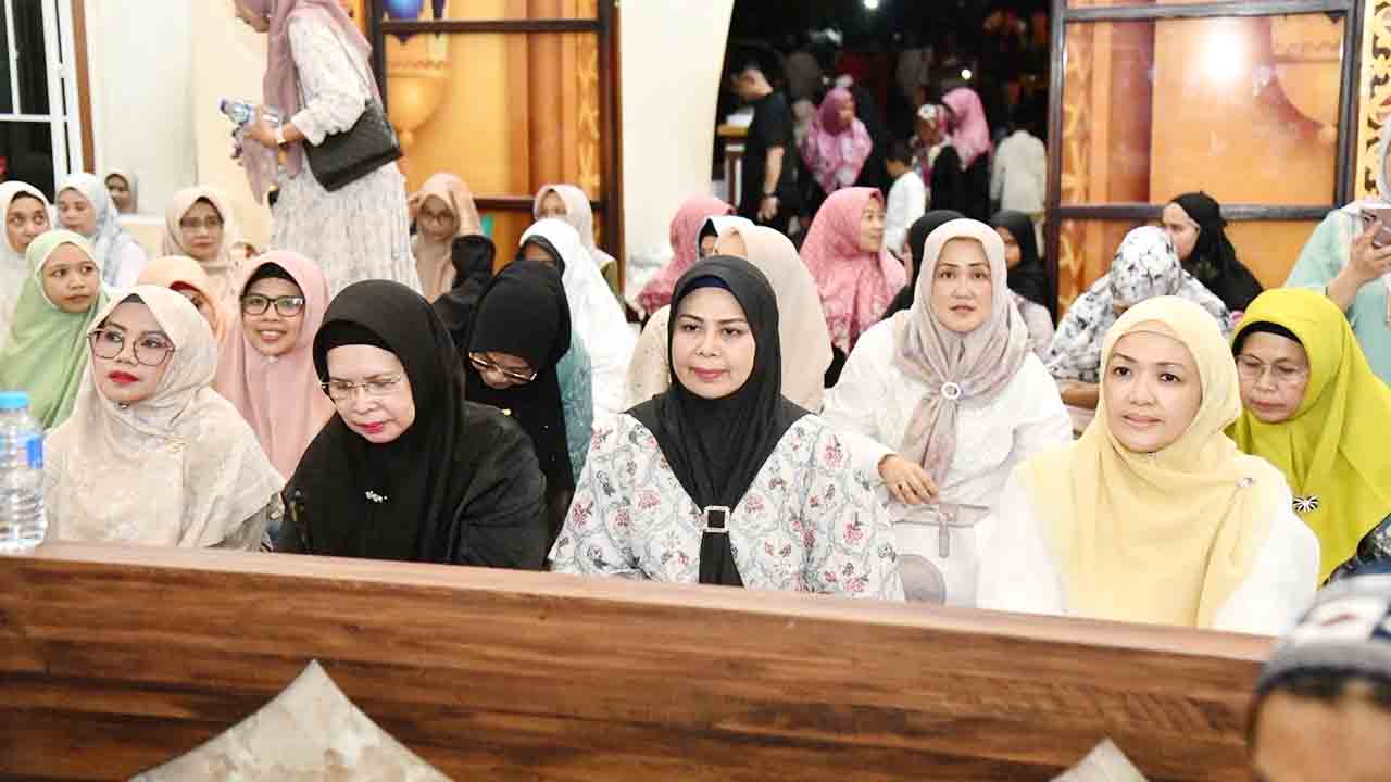 Tampak hadir Ketua TP PKK Provinsi Kepri Dewi Kumalasari Ansar bersama rombongan TP PKK Provinsi Kepri pada Tabligh Akbar di Masjid Nurul Huda, Sungai Raya, Kecamatan Meral, Kabupaten Karimun