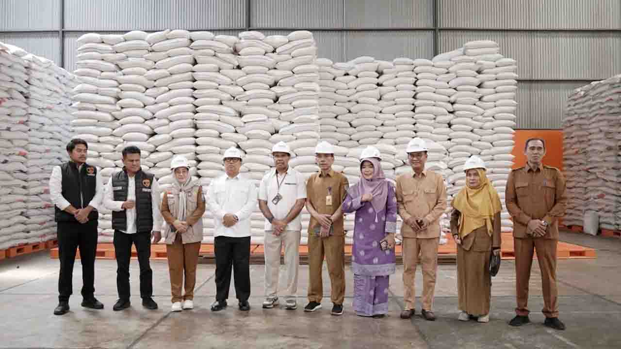 Wagub Kepri, Nyanyang Haris Pratamura, melakukan peninjauan langsung ke gudang Perum Bulog Cabang Kota Batam