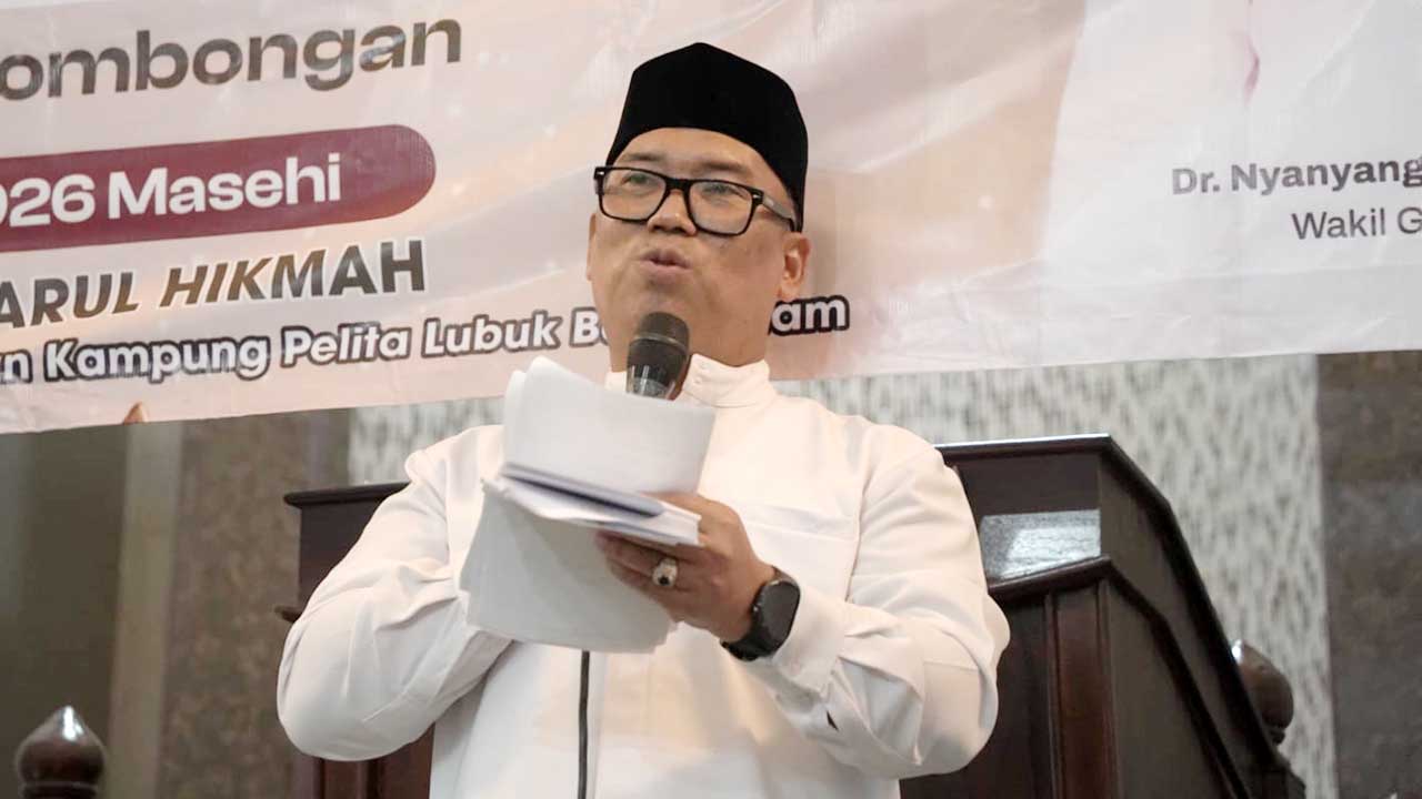 Wakil Gubernur Kepri, Nyanyang Haris Pratamura, meyampaikan sambutan saat Safari Ramadhan di Lubuk Baja