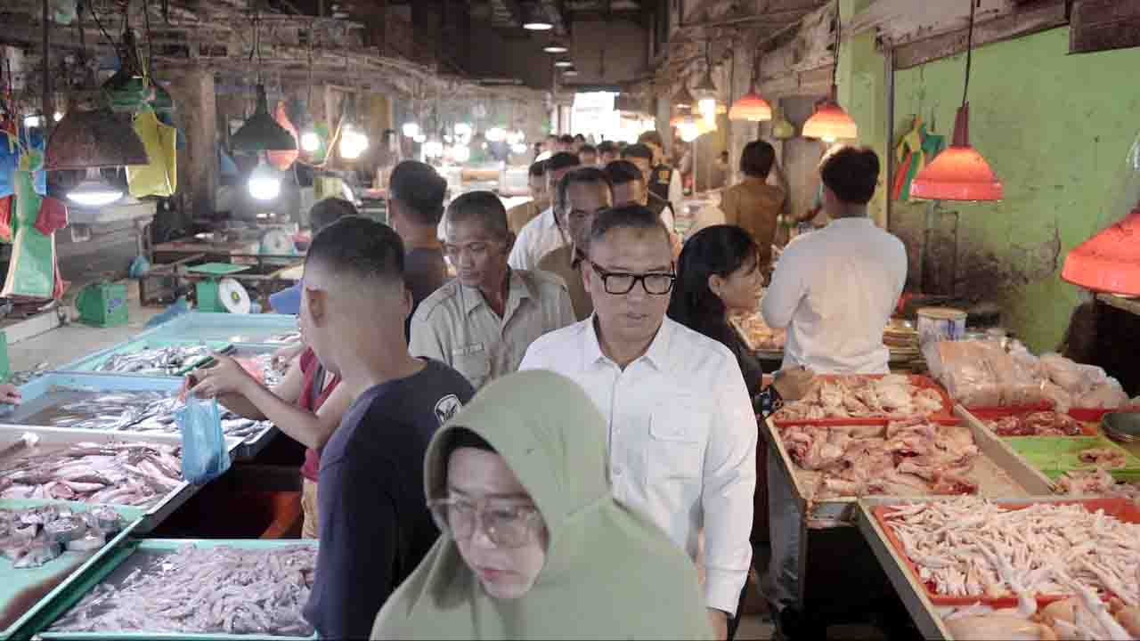 Wakil Gubernur Provinsi Kepulauan Riau, Nyanyang Haris Pratamura, turun langsung meninjau Harga Sembako di Pasar Aviari, Sagulung, Kota Batam