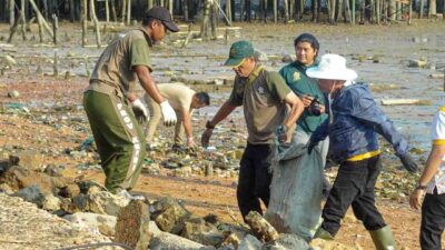 Ancaman Sampah Plastik di Kawasan Wisata Religi Penyengat