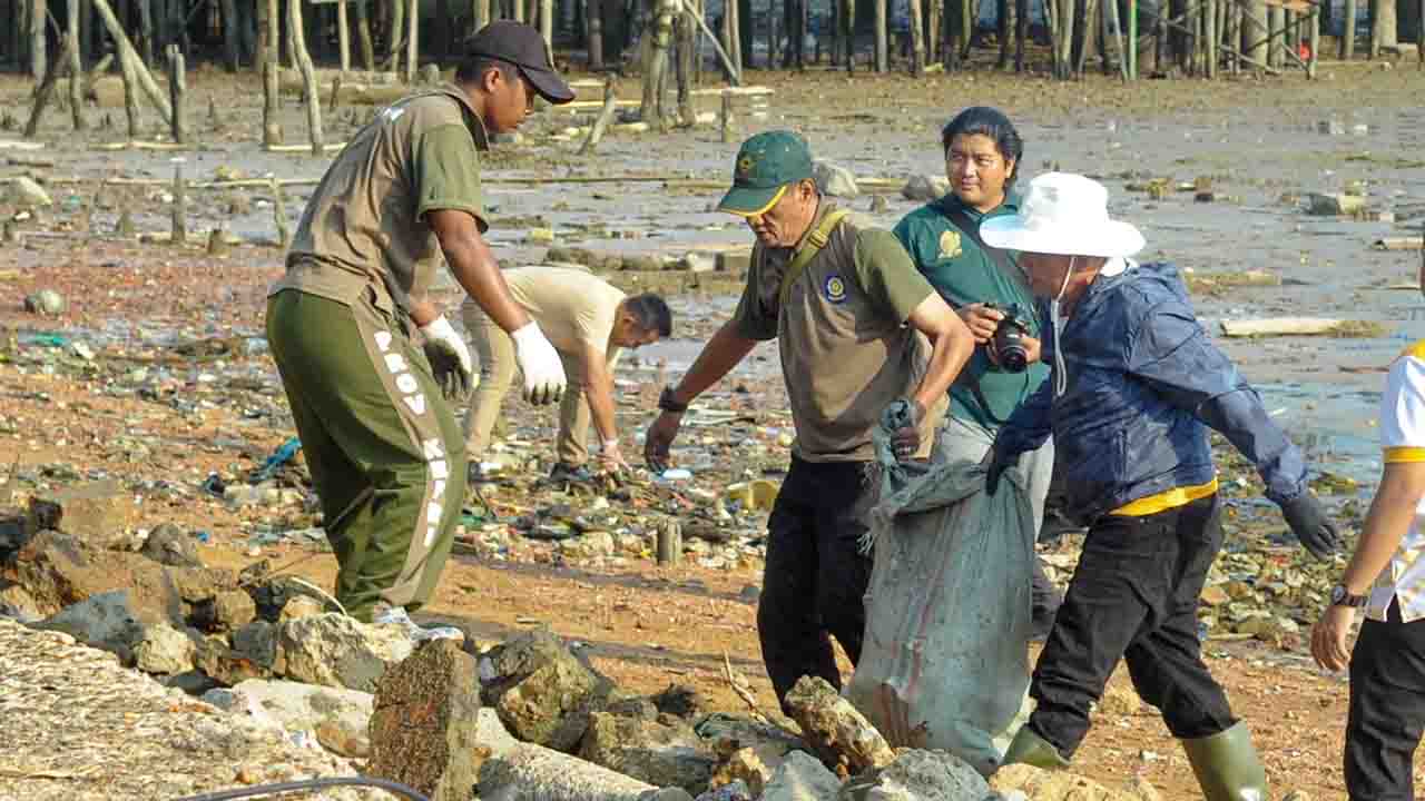 Ancaman Sampah Plastik di Kawasan Wisata Religi Penyengat
