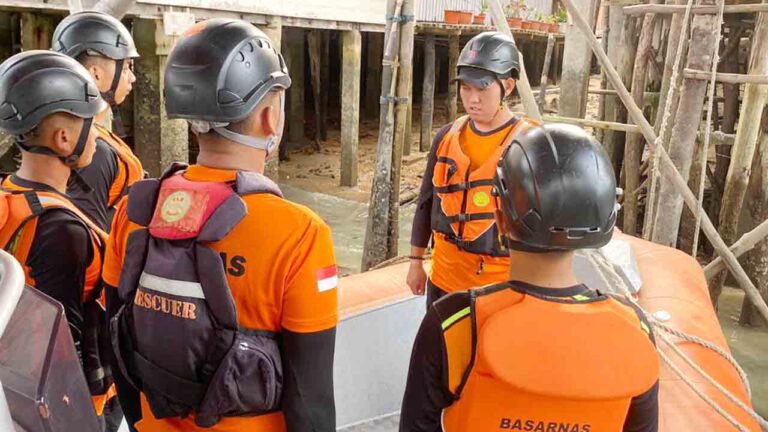 Detik-detik Keluarga Temukan Perahu Kosong Nelayan Lingga