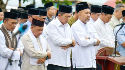 Gubernur Ansar Hadiri Shalat Istisqa di Penyengat, Ajak Warga Perbanyak Istighfar