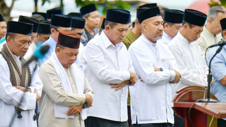 Gubernur Ansar Hadiri Shalat Istisqa di Penyengat, Ajak Warga Perbanyak Istighfar
